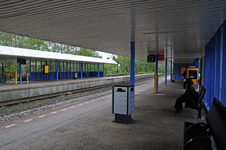 900479 Gezicht op de perrons van het N.S.-station Veenendaal West te Veenendaal.